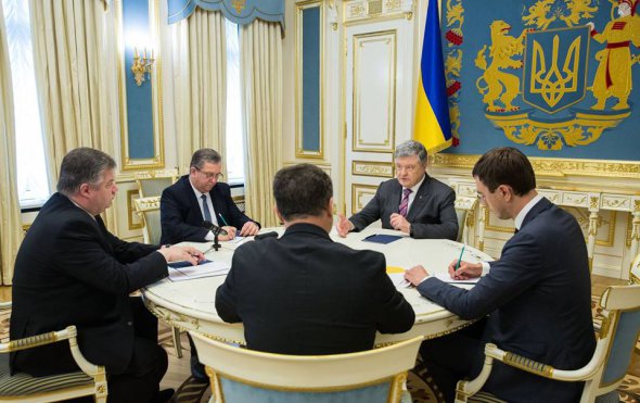 Петр Порошенко собрал совещание из-за закрытия отделений Укрпошты в селах.