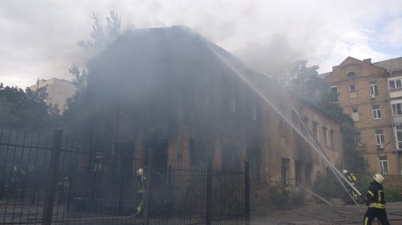 В Киеве загорелась 2-этажное здание заброшенного детского сада