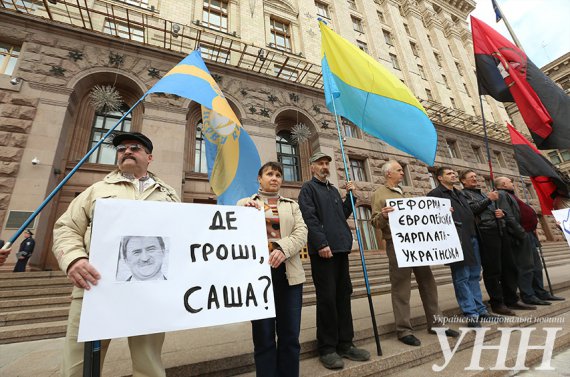  Сегодня на митинг под зданием КГГА собрались несколько сотен человек.