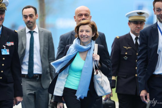 Министра обороны Франции Флоранс Парли подвел трикотажный топ на саммите НАТО.