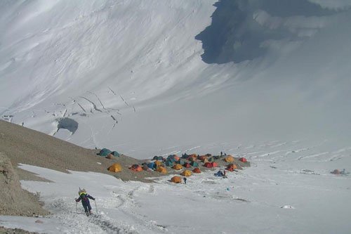 Альпинисты устроили лагерь неподалеку Пика Ленина.