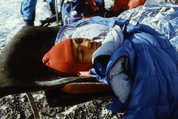 Чехословацкий альпинист Миро Грозмани остался жив после схода лавины.
