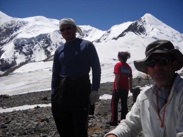 Группа альпинистов, которые собирали останки тел через 20 лет после трагедии.