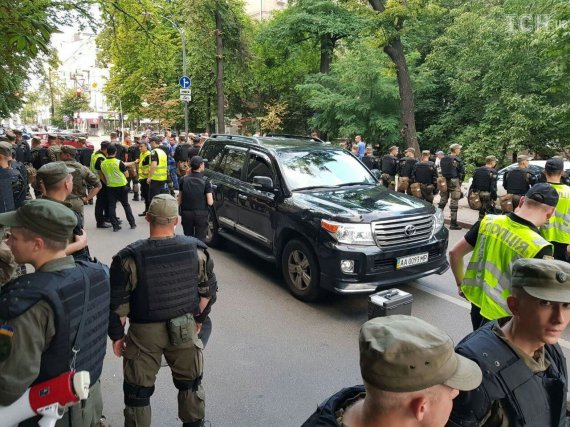 Авто Пинзеника сбило митингующего