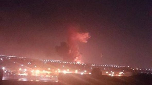 После взрыва возле аэропорта Каира возник пожар.