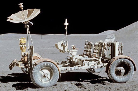 Чотириколисниц повноприводниц электромобиль Lunar Rover Vehicle. Фото: Википедия
