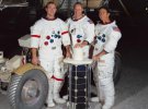 Екіпаж "Аполлона-15" і Центрі підготовки польотів на Землі біля місячного ровера. Девід Скотт (ліворуч), Альфред Уорден (в центрі) і Джеймс Ірвін. Фото: chayka.org