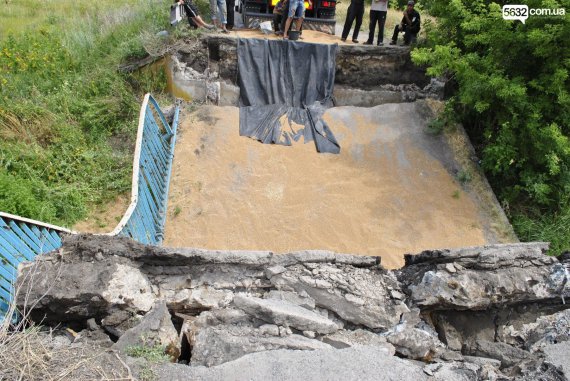 Вблизи села Новая Дача Павлоградского района Днепропетровской области во весом зерновоза обрушился мост