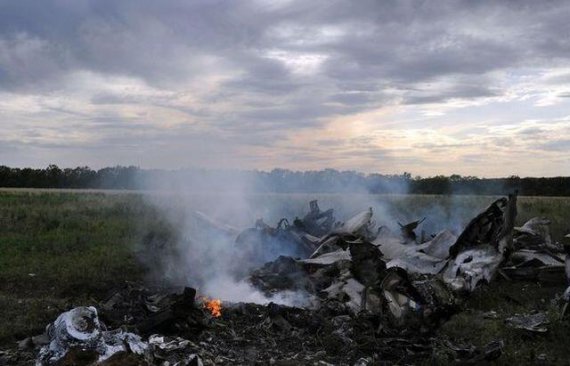 Підбитий 14 липня на Луганщині український літак Ан-26 ще парував, а місцеві жителі Краснодонського району вже діставали з нього кольорові метали