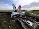 Подбит 14 июля на Луганщине украинский самолет Ан-26 еще дымился, а местные жители Краснодонского района уже получали с него цветные металлы