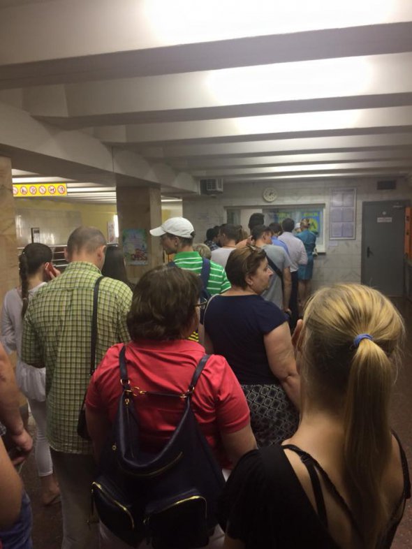 На некоторых станциях метро стоят большие очереди - люди хотят купить жетоны и пополнить карточки по старой цене