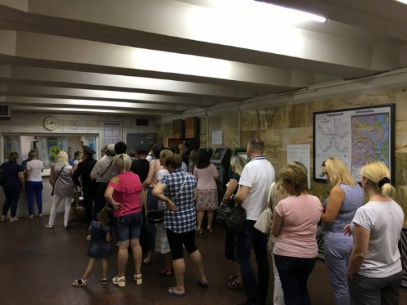 Черги стоять на станції метро Контрактова площа