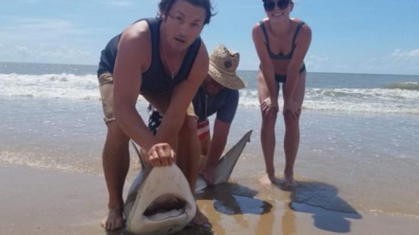 Американка Лорен Биггерс из города Конро, штат Техас, поймала на удочку двухметровую акулу