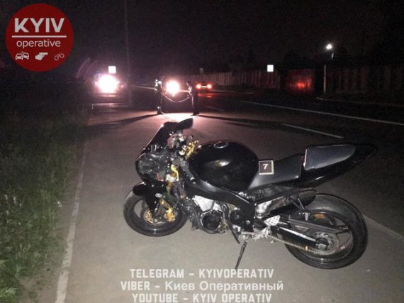 Біля  Берковецького кладовища в Києві мотоцикліст збивжінку, яка йшла з могили  дитини