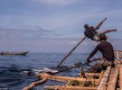 Китобои, среди которых много подростков, прыгают на китов с деревянными копьями