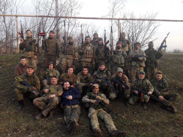 Добровольці та солдати Збройних сил спільне фото на одній з позицій  