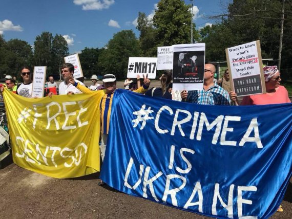 Тисячі людей протестують проти Путіна і Трампа у Гельсінкі. 