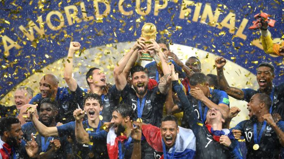 Сборная Франции празднует победу на Кубке мира
