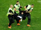 Активисты Pussy Riot в милицейской форме выбежали на поле во время финала Чемпионата мира по футболу