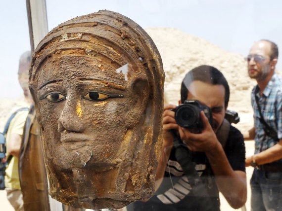 Позолоченную маску мумии нашли египетские археологи возле трех пирамид Гизы.