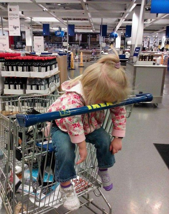 Ребенок спит в магазине