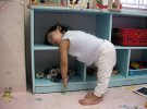 Дитина спить  в шафі  