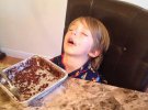 Малюк спить за столом