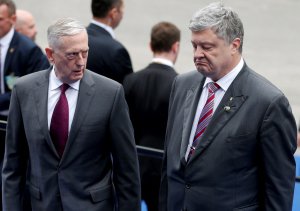 Президент України Петро Порошенко й міністр оборони США Джим Маттіс поспілкувалися перед робочою вечерею під час саміту НАТО. 11 липня 2018 року, Брюссель, Бельгія