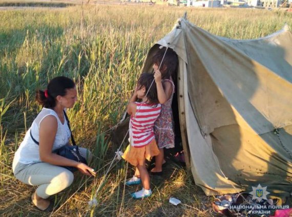 Трех девушек - 6-летнюю, 5-летнюю и 5-месячного - забрали с берега моря на херсонском курорте правоохранители, где те жили в палатке