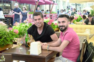 Туристи з Туреччини Махмет (ліворуч) і Месут сидять 8 липня в центрі Львова. У місті ходять до нічних клубів, Оперного театру 