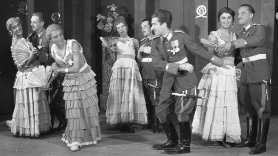 Польским офицерам, заключённым в Мурнау, разрешали для развлечения ставить спектакли и оперетты. Мужчины брали на себя и женские роли