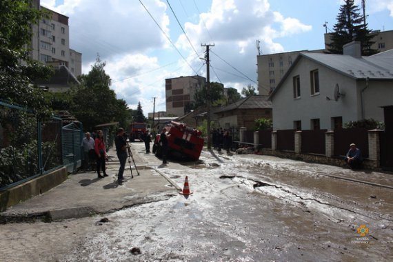 У Тернополі пожежна автоцистерна прямуючи на виклик провалилась під землю