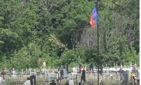 В терористичній ДНР вандали руйнували могили бойовиків