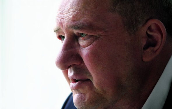 Ільмі УМЕРОВ, 60 років, заступник голови Меджлісу кримськотатарського народу. Народився 3 серпня 1957‑го в радгоспі Ахунбабаєва у Ферганській області Узбецької РСР. Батька Рустема Умерова депортували з Криму разом із родиною 18 травня 1944 року. ”До Узбекистану везли потягом. На одній із зупинок батько не встиг забігти у свій вагон і заскочив в інший. На наступній станції поїзд розформували: батько поїхав у Самарканд (місто в центральній частині Узбекистану. – Країна), а його сім’я – у Ферганську область на сході Узбекистану”. Батько працював теслею на будівництві гідроелектростанції на каналі Даргом. Потім – водієм і бригадиром. 1951-го отримав 13 років в’язниці за те, що нібито віз ”ліві” дрова. 1956-го вийшов по амністії та приїхав до Фергани. Познайомився з подругою дружини брата Хатідже і взяв із нею шлюб. Ільмі Умеров закінчив школу в місті Маргилан Ферганського району Узбекистану й Андижанський медичний інститут. Відпрацював три роки й поїхав у місто Кримськ на Кубані до батьків. 1988-го перебрався у Крим. Хотів влаштуватися лікарем у Бахчисарайську районну лікарню. Йому відмовили. Продавав цибулю й петрушку на центральному ринку в Сімферополі. У травні 1994 року його обрали депутатом Верховної Ради Автономної Республіки Крим. Був віце-прем’єром уряду Криму. 10 років очолював Бахчисарайську районну адміністрацію. У травні 2016-го його затримали працівники Федеральної служби безпеки РФ. Звинувачували в закликах, що порушують територіальну цілісність Росії. Умеров не визнавав окупаційну владу в Криму та закликав не йти на референдум про статус півострова 16 березня 2014-го. 27 вересня позаторік окупаційний суд дав Умерову два роки колонії-поселення. 25 жовтня 2017-го Умерова й іншого кримськотатарського політв’язня Ахтема Чийгоза звільнили після перемовин президентів Туреччини і Росії. Живе у Києві З дружиною виховали сина Сулеймана, дочок Зеру й Айше. Мають п’ятеро онуків