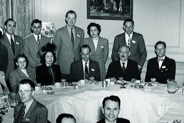 Зельман Ваксман сидить за столом (другий праворуч) зі своєю дослідницькою командою в Рутгерському університеті в американському штаті Нью-Джерсі, 1947 рік