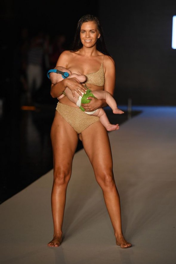 Модель кормила ребенка прямо во время показа купальников в Майами