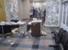 Митингующие разбили мебель и набросали мусора в холле НАБУ