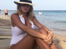 Алла відпочиває на розкішному курорті на острові Сардинія у Середземному морі