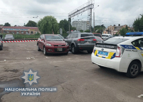 В Ровно на парковке по ул. Небесной Сотни между автомобилями обнаружили тело 42-летнего предпринимателя