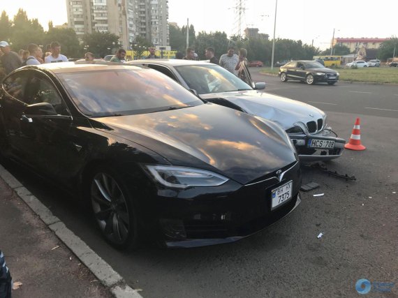 BMW на литовских номерах врезался в припаркованный на обочине Tesla Model S