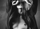 Фотограф розкриває естетику жіночого тіла через еротичні фотосесії.