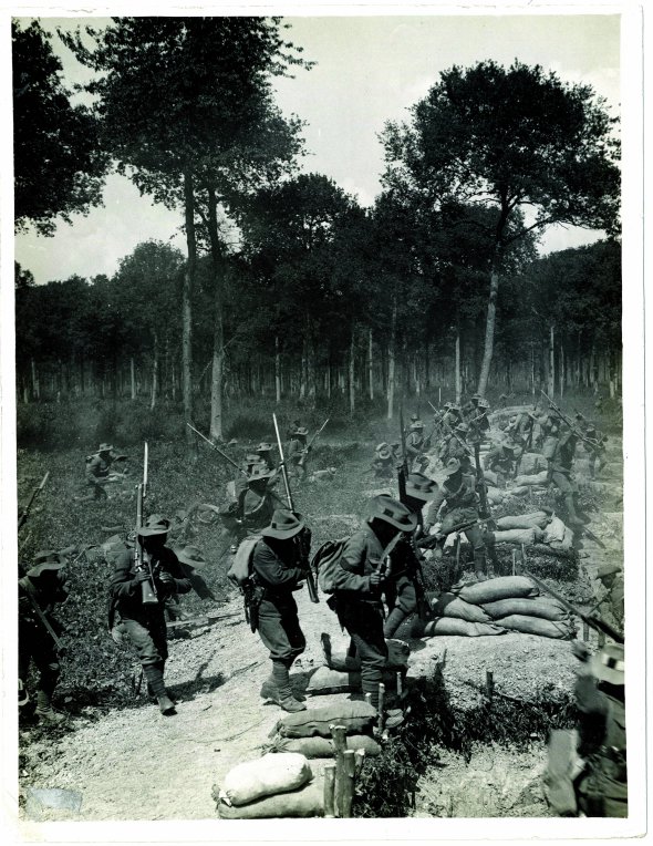 Солдати гуркхи з Непалу штурмують німецькі окопи біля Мервіля на півночі Франції 29 липня 1915 року. Гуркхів набирали до британської армії з добровольців. Під час Першої світової вони використовували рушниці й традиційні серпоподібні ножі кукрі