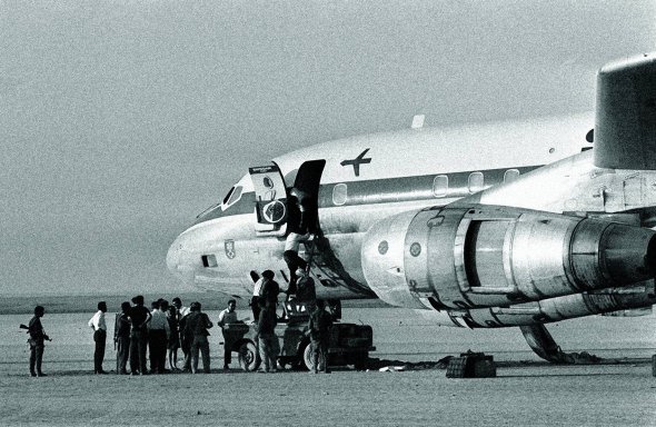 Палестинці оглядають літак авіакомпанії Swissair, що захопили під час польоту з Цюриха в Нью-Йорк, 6 вересня 1970 року. Посадили на закинутій смузі Йорданії. На його борту був 141 пасажир. Їх обміняли на увя’знених у Великій Британії сімох палестинців