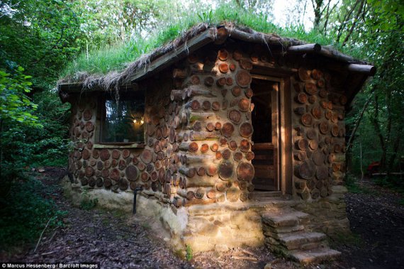 31-летний Крис Харбор построил эко-дом в стиле хоббитов в лесу в Уэльсе