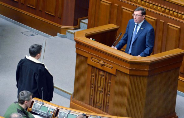 Савченко в верхней одежде готовиться к аресту