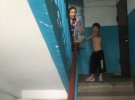 В Харькове женщина распылили слезоточивый газ и угрожала прыгнуть из окна 3 этажа вместе с сыном и дочерью