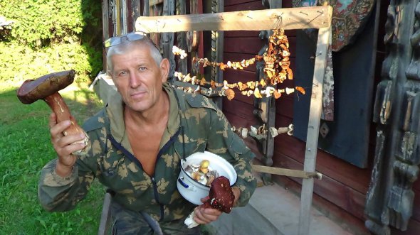 Годы путешествий и исследований запечатлены в более чем в двух десятках научно-художественных изданий Владимира Супруненко. Прочтите его "100 советов путешественникам, или Искусство странствовать по разным землям и странам", "Казацкая кухня. История. Традиции. Рецепты". Интересна и "Молчаливая вода Кяриза" - об истории, тайнах, особенностях и значении родников, колодцев, источников пресной воды