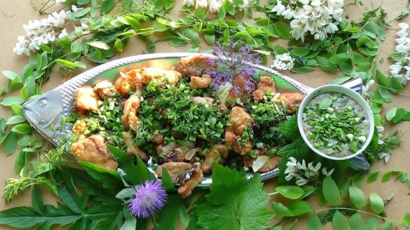 Улов Владимир Супруненко также предпочитает готовить сам. "Чтоб и дешево, и сытно, и красиво, и не так, как принято", - говорит