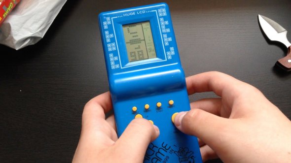 В 90-х появилась игровая консоль "Тетрис".