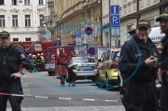 Под завалами двух этажей дома в Праге оказались трое украинцев, которые там делали ремонт